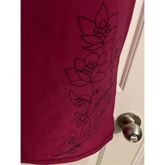 Old Navy Activewear Tank Top. Deep pink and black color. Size Large but fits Med - Picture 4 of 6